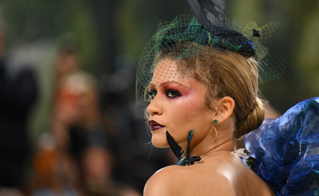 زندايا توقظ الجميلة النائمة بتصميم مبهر ومكياج قوطي في Met Gala (صور وفيديو)